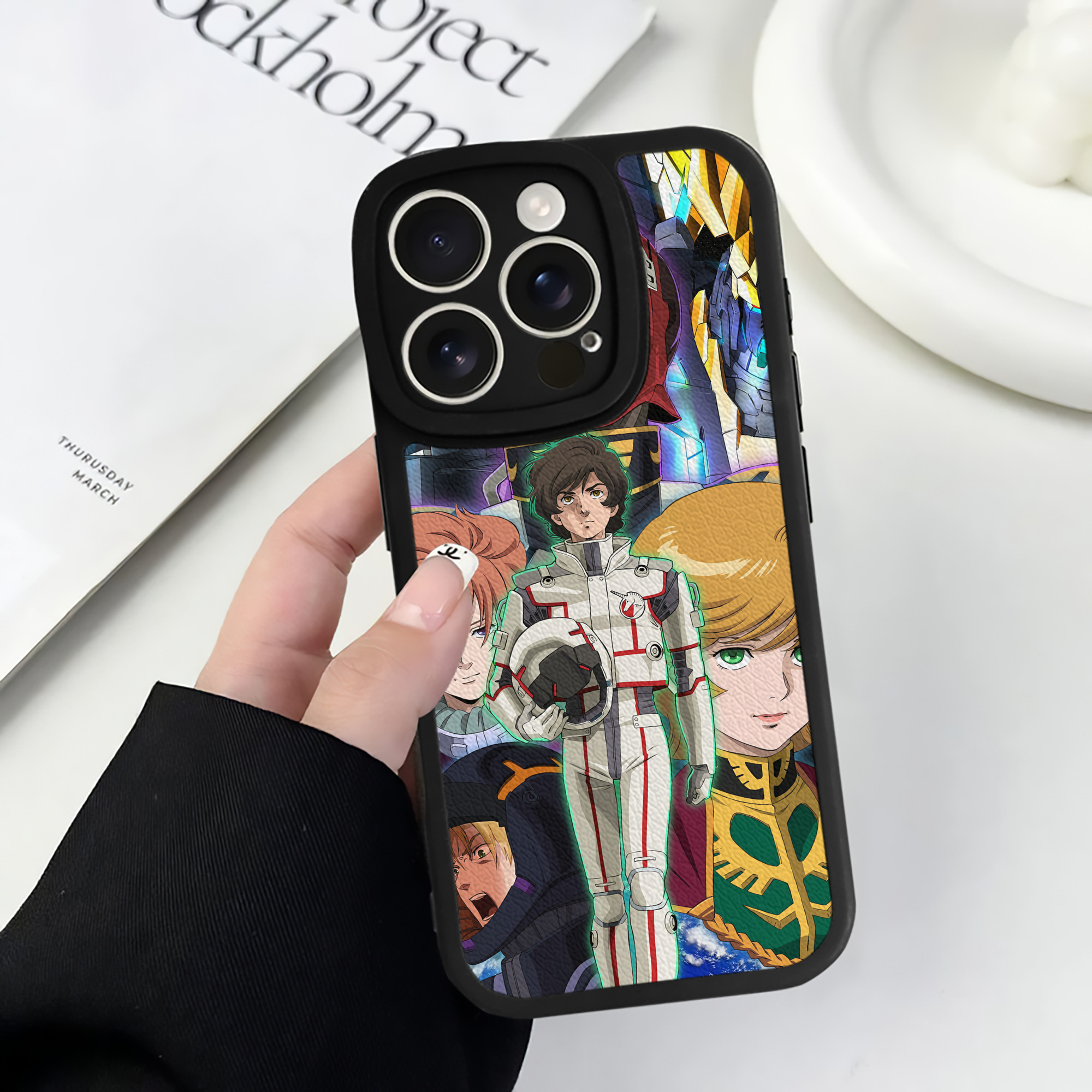 （画像用） 機動戦士ガンダム Mobile Suit Gundam 【iPhone 16シリーズ対応】シリコンスマホケース（レザー調） 材質：シリコン